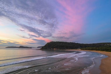 Deniz kenarında gün doğumu bulutlar ve Umina Sahili 'nde yumuşak deniz Central Coast, NSW, Avustralya.