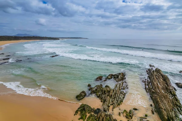 Manhã Nebulosa Beira Mar Com Ondas Bom Tamanho Cuttagee Beach — Fotografia de Stock