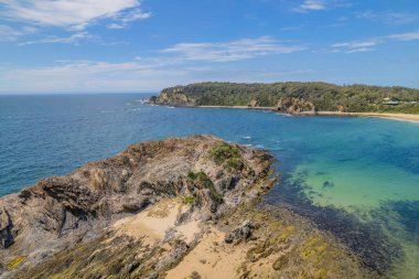 Gerilla Körfezi plajı ve körfezi sakin sulara ve Avustralya 'nın doğu kıyısındaki en eski kaya oluşumlarına sahiptir. Avustralya, NSW 'nin güney kıyısında çekildi..