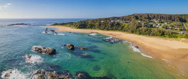 Avustralya 'nın Yeni Güney Galler' in Sapphire Sahili 'ndeki Mystery Bay plajında sabahın erken saatlerinde deniz manzarası.
