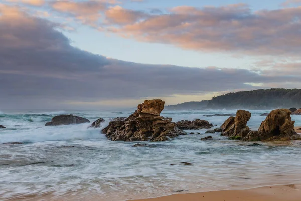 Sunrise Sea Cape Con Nuvole Banca Onde Bermagui Nella Contea — Foto Stock