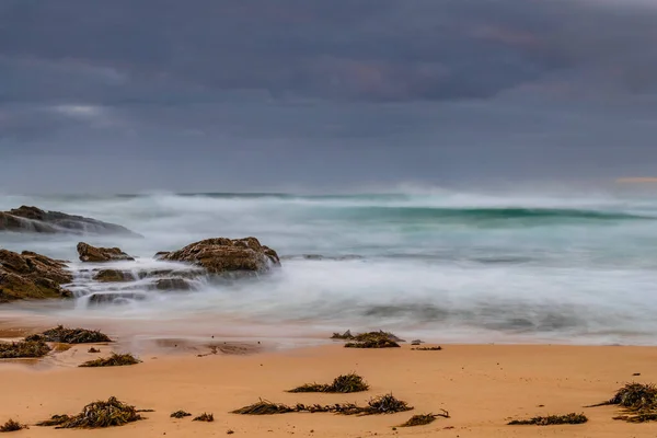 オーストラリア ニューサウスウェールズ州のEurobadalla ShireのBermaguiで雲の銀行と波と日の出の海 — ストック写真