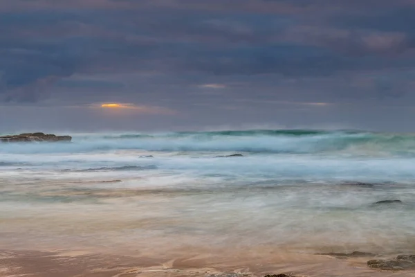 オーストラリア ニューサウスウェールズ州のEurobadalla ShireのBermaguiで雲の銀行と波と日の出の海 — ストック写真