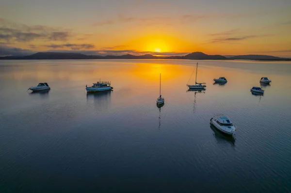 Ein Sanfter Sonnenaufgang Mit Booten Und Spiegelungen Der Koolewong Waterfront — Stockfoto