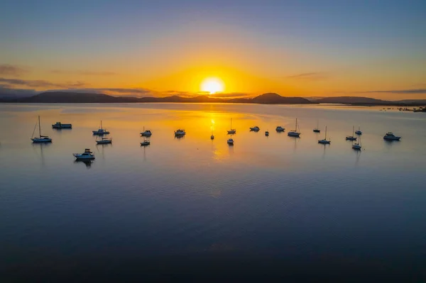 Ein Sanfter Sonnenaufgang Mit Booten Und Spiegelungen Der Koolewong Waterfront — Stockfoto