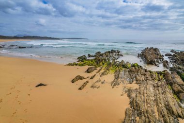 Cuttagee Beach ob 'da deniz kenarında sisli bir sabah. Avustralya, NSW' nin Sapphire Sahili 'nde..