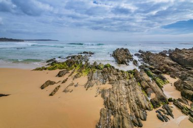 Cuttagee Beach ob 'da deniz kenarında sisli bir sabah. Avustralya, NSW' nin Sapphire Sahili 'nde..