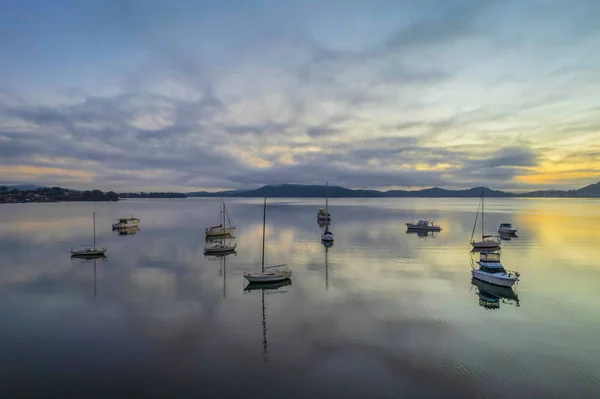 Mjuk Antenn Soluppgång Med Båtar Och Reflektioner Vid Koolewong Waterfront — Stockfoto