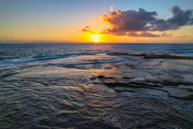 Central Coast, NSW, Avustralya 'daki Terrigal' da The Skillion üzerinde hava gündoğumu deniz manzarası.