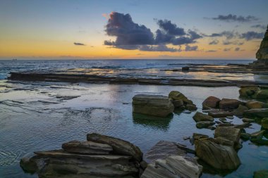 Central Coast, NSW, Avustralya 'daki Terrigal' da The Skillion üzerinde hava gündoğumu deniz manzarası.