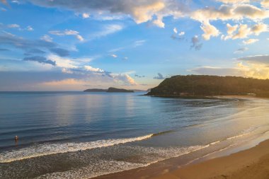 Central Coast, NSW, Avustralya 'daki Umina Sahili' nde yağmur bulutları ve atmosferli gün batımı.