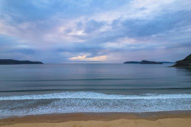 Bulut, gündoğumunu Orta Sahildeki Umina Sahili 'nde atmosferle kapladı..