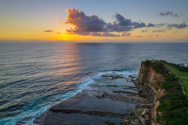 Central Coast, NSW, Avustralya 'daki Terrigal' da The Skillion üzerinde hava gündoğumu deniz manzarası.