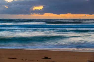 Sunrise Seascape, Orta Sahildeki MacMasters Sahili 'nde büyük dalgalarla, NSW, Avustralya.