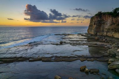 Central Coast, NSW, Avustralya 'daki Terrigal' da The Skillion üzerinde hava gündoğumu deniz manzarası.