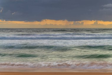 Sunrise Seascape, Orta Sahildeki MacMasters Sahili 'nde büyük dalgalarla, NSW, Avustralya.