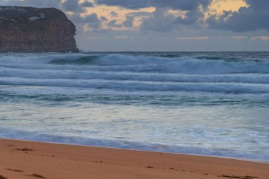 Sunrise Seascape, Orta Sahildeki MacMasters Sahili 'nde büyük dalgalarla, NSW, Avustralya.