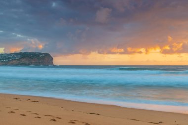 Sunrise Seascape, Orta Sahildeki MacMasters Sahili 'nde büyük dalgalarla, NSW, Avustralya.
