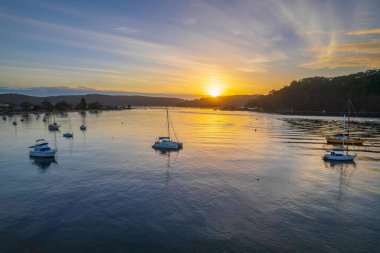 Gündoğumu, Ettalong Sahili 'nde, NSW, Avustralya' da..