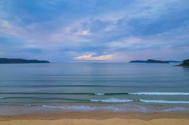 Bulut, gündoğumunu Orta Sahildeki Umina Sahili 'nde atmosferle kapladı..