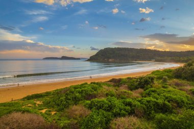 Central Coast, NSW, Avustralya 'daki Umina Sahili' nde yağmur bulutları ve atmosferli gün batımı.