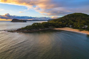 Bulut gündoğumunu atmosferle kapladı. Central Coast, NSW, Avustralya 'daki Pearl Beach' te..