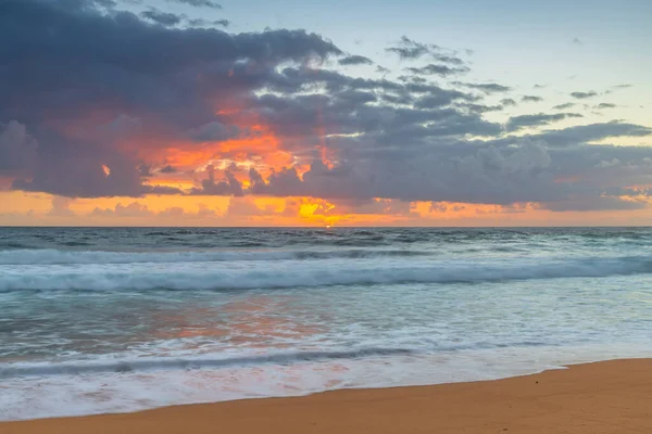 オーストラリア ニューサウスウェールズ州中央海岸のMacmasters Beachで良いサイズの波を持つ日の出の海 — ストック写真