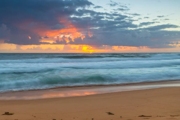 澳大利亚新南威尔士州中部海岸的麦克马斯特海滩 日出海景 海浪很大 — 图库照片
