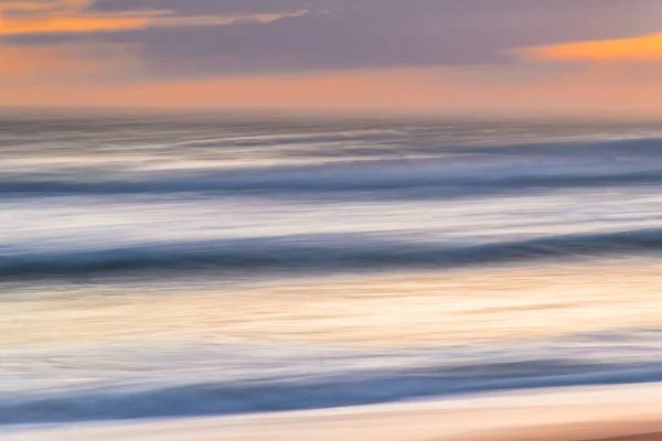 澳大利亚新南威尔士州中部海岸的麦克马斯特海滩 有着巨大海浪的柔和的泛舟型日出海景 — 图库照片