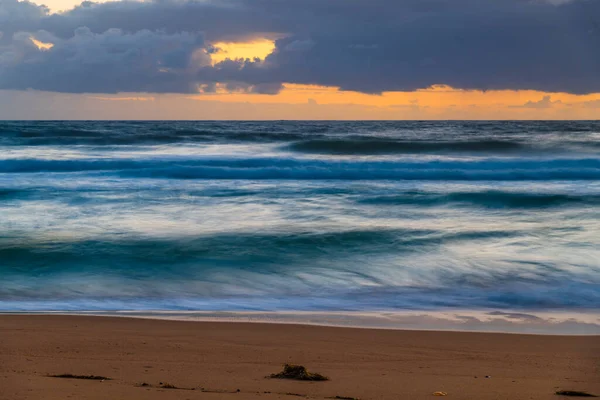 澳大利亚新南威尔士州中部海岸的麦克马斯特海滩 日出海景 海浪很大 — 图库照片