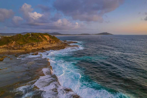 Central Coast, NSW, Avustralya 'daki Terrigal' da The Skillion üzerinde hava gündoğumu deniz manzarası.