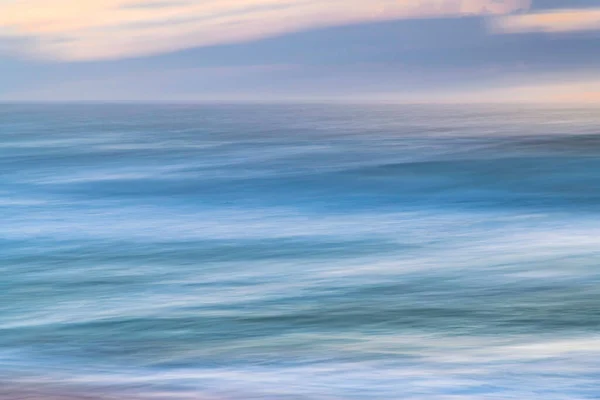 澳大利亚新南威尔士州中部海岸的麦克马斯特海滩 有着巨大海浪的柔和的泛舟型日出海景 — 图库照片
