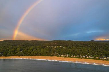 Bulut gündoğumunu atmosferle kapladı. Central Coast, NSW, Avustralya 'daki Pearl Beach' te..
