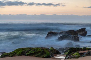 Central Coast, NSW, Avustralya 'daki Killcare Sahili' nde bulutlu gün doğumu denizi..