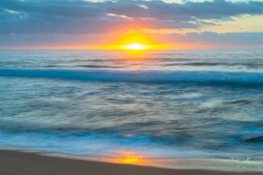 Central Coast, NSW, Avustralya 'daki Killcare Sahili' nde bulutlu gün doğumu denizi..