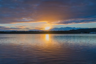 Merkez Sahili, NSW, Avustralya 'daki Woy Woy' da bulutlu gündoğumu su manzarası.