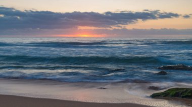 Central Coast, NSW, Avustralya 'daki Killcare Sahili' nde bulutlu gün doğumu denizi..