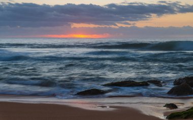 Central Coast, NSW, Avustralya 'daki Killcare Sahili' nde bulutlu gün doğumu denizi..