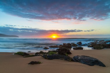 Central Coast, NSW, Avustralya 'daki Killcare Sahili' nde bulutlu gün doğumu denizi..
