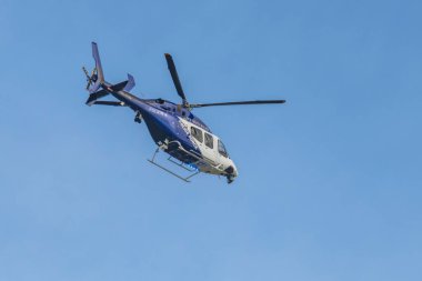 NSW Polis Gücü helikopteri Woy Woy, NSW, Avustralya üzerinde daireler çiziyor.