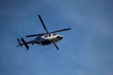 NSW Polis Gücü helikopteri Woy Woy, NSW, Avustralya üzerinde daireler çiziyor.