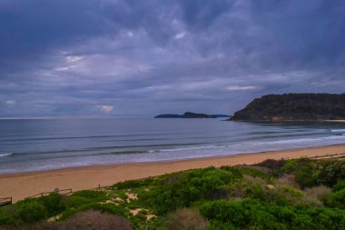Bulut, gündoğumunu Orta Sahildeki Umina Sahili 'nde atmosferle kapladı..