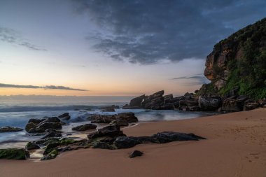 Central Coast, NSW, Avustralya 'daki Killcare Sahili' nde bulutlu gün doğumu denizi..
