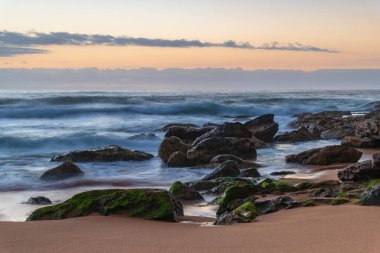 Central Coast, NSW, Avustralya 'daki Killcare Sahili' nde bulutlu gün doğumu denizi..