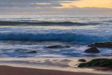 Central Coast, NSW, Avustralya 'daki Killcare Sahili' nde bulutlu gün doğumu denizi..