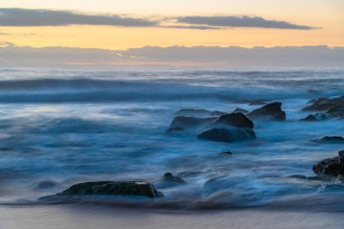 Central Coast, NSW, Avustralya 'daki Killcare Sahili' nde bulutlu gün doğumu denizi..