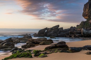 Central Coast, NSW, Avustralya 'daki Killcare Sahili' nde bulutlu gün doğumu denizi..