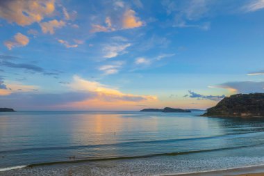 Central Coast, NSW, Avustralya 'daki Umina Sahili' nde yağmur bulutları ve atmosferli gün batımı.