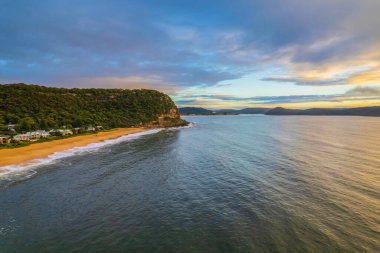 Bulut gündoğumunu atmosferle kapladı. Central Coast, NSW, Avustralya 'daki Pearl Beach' te..