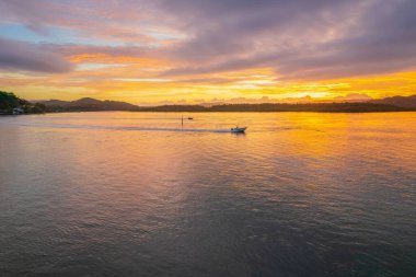 Kuzey Sahili, Avustralya 'da Woy Woy' da ilginç bulut oluşumlarıyla gün doğumu su manzarası..